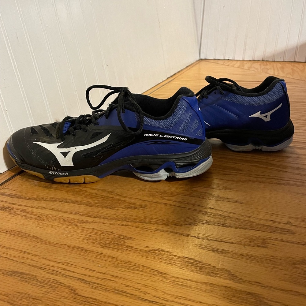 Mizuno Size 8 Women’s Volleyball Shoes